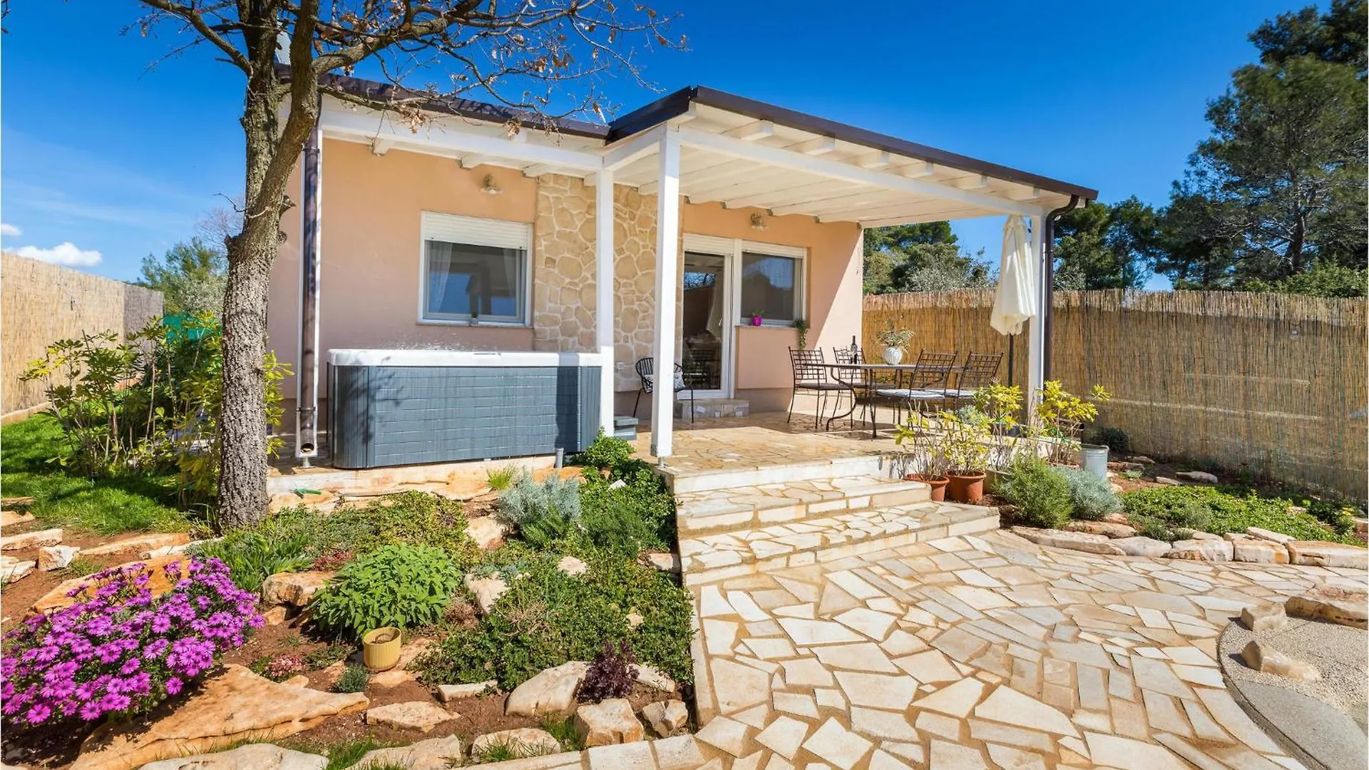 Awesome Home In Peroj With Jacuzzi Tatil Evi