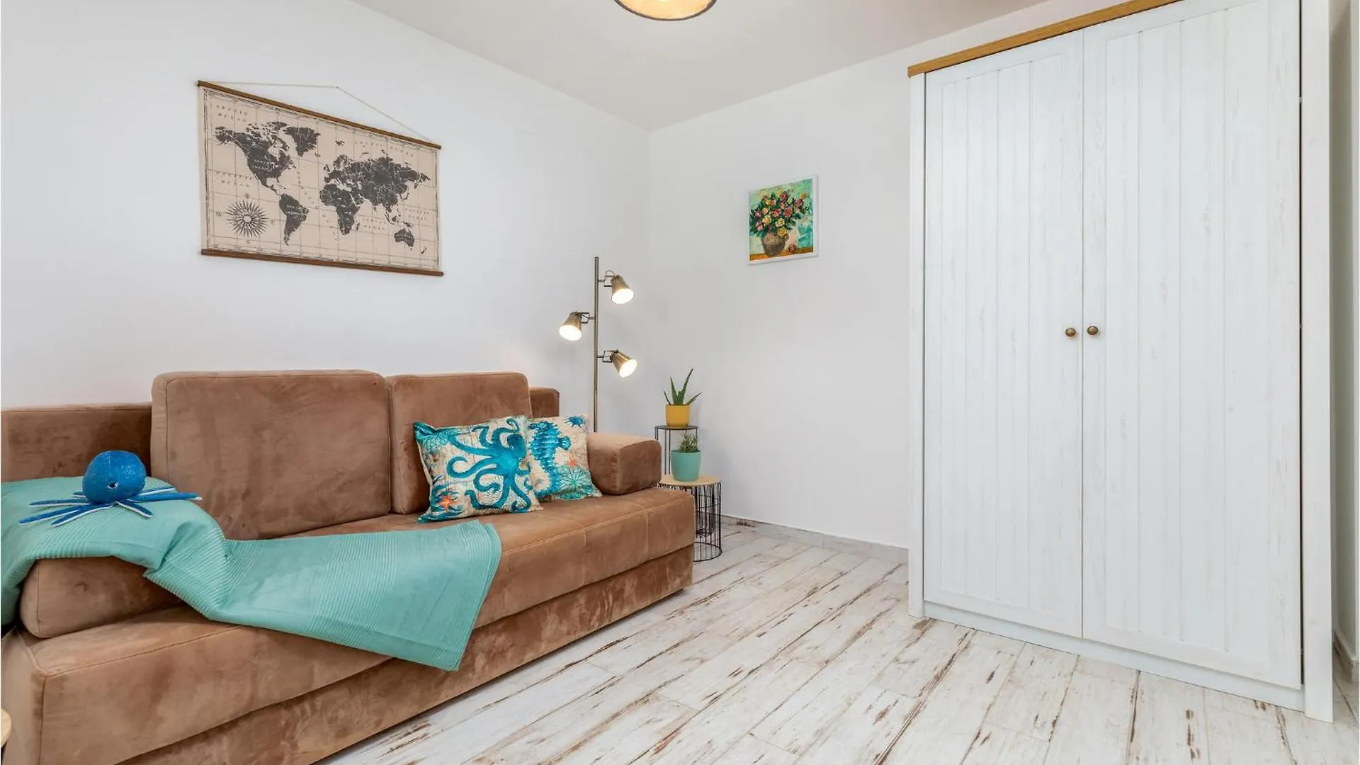 Awesome Home In Peroj With Jacuzzi Semesterbostad