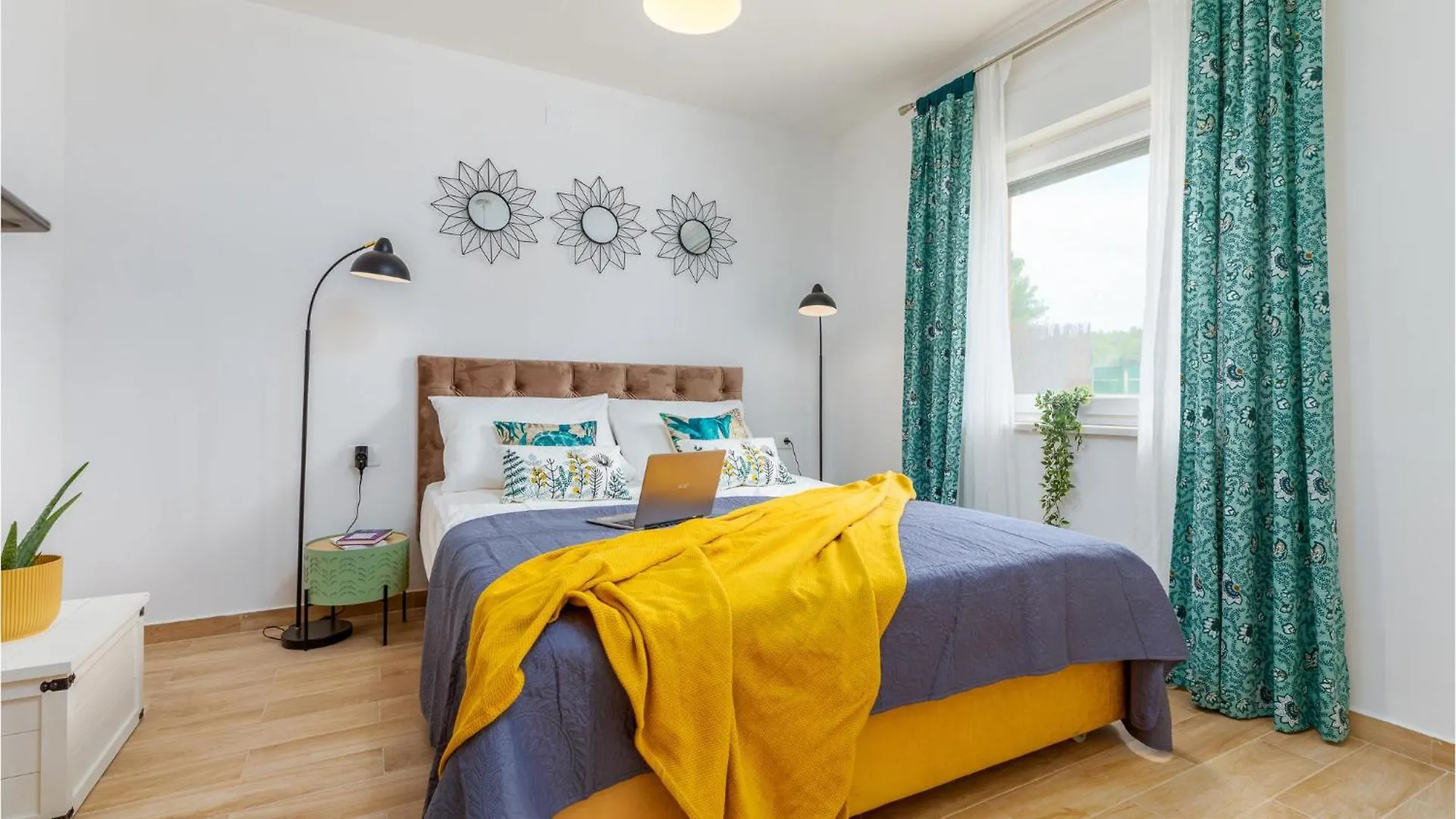 Awesome Home In Peroj With Jacuzzi 0*,