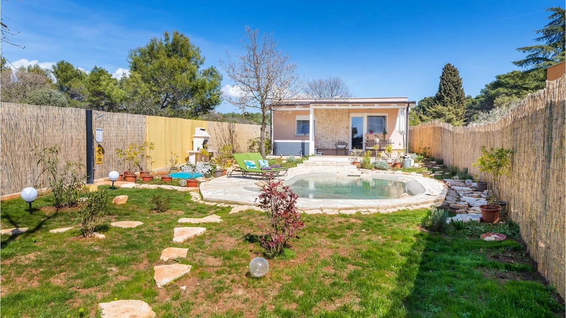 Awesome Home In Peroj With Jacuzzi location